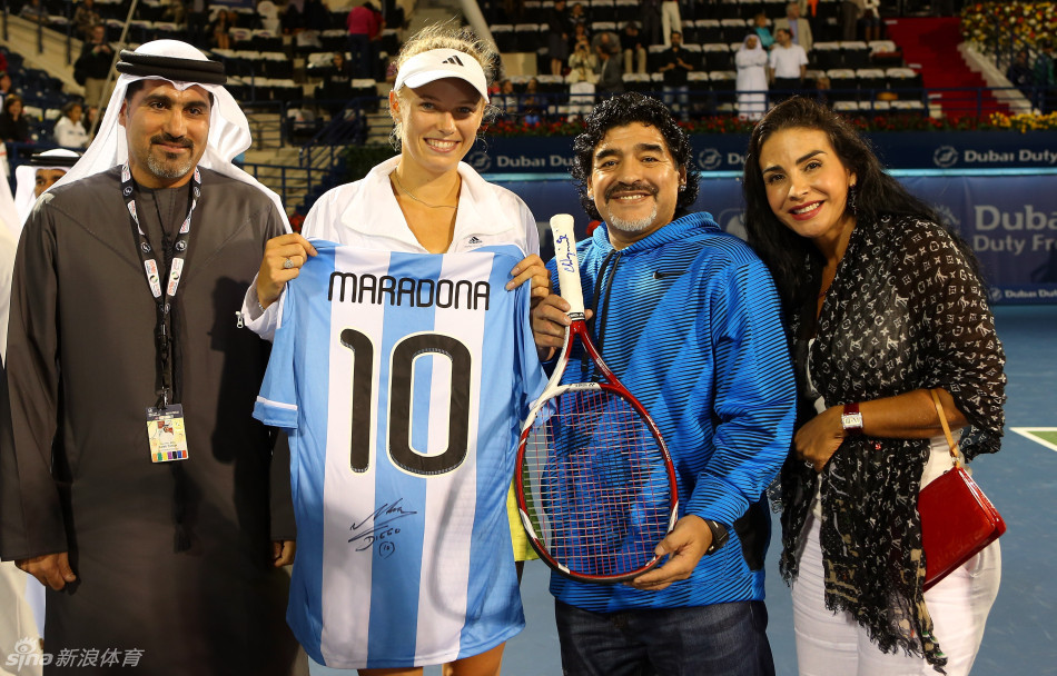 马拉多纳助阵丹麦甜心送签名球衣