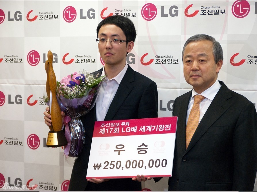 lg杯颁奖时越捧起冠军奖杯_高清图集_新浪网