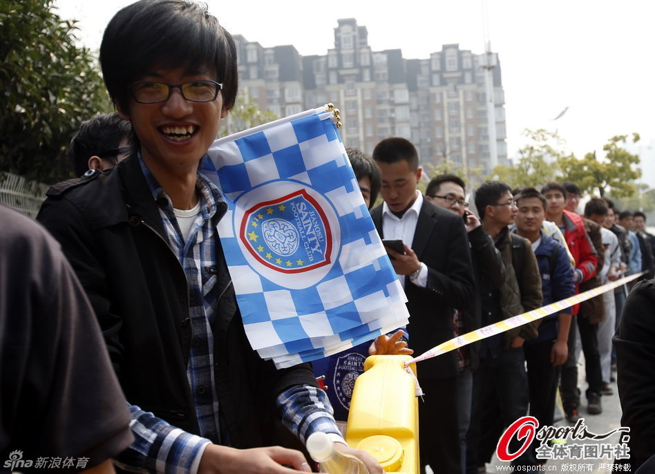 这球都没进！贺惯绝佳机会踢偏海牛再逃一劫，邓卓翔惊出表情包