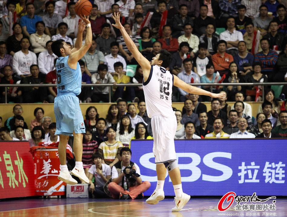 最佳防守陣容一陣：莫布里、追夢、丹尼爾斯、阿門、多特