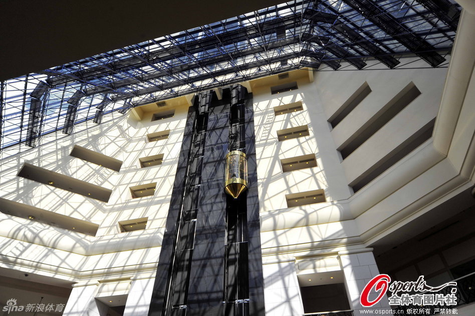 维金斯被逼防到底角&顶倒东契奇但裁判没吹 直接中投命中！