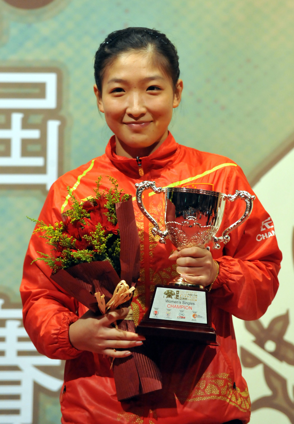 亚洲杯男足冠军奖杯 搞笑图片