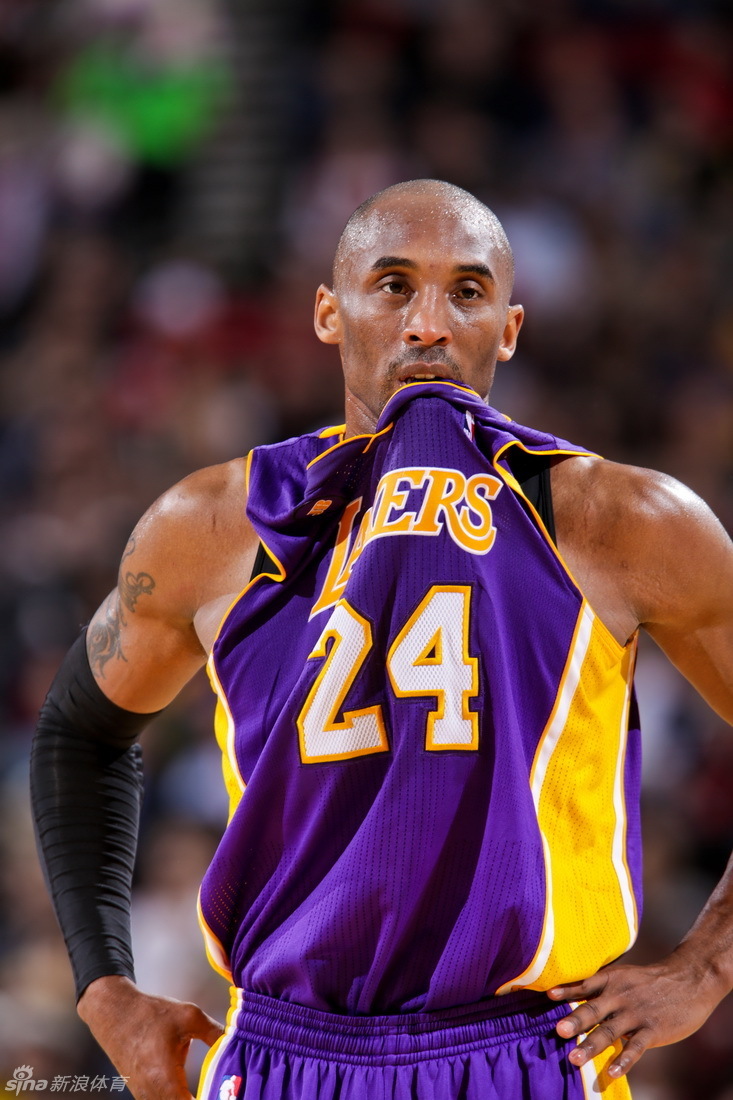 科比累挂了; 科比滑翔补帽巴顿快攻暴扣; 图文:[nba]湖人胜开拓者