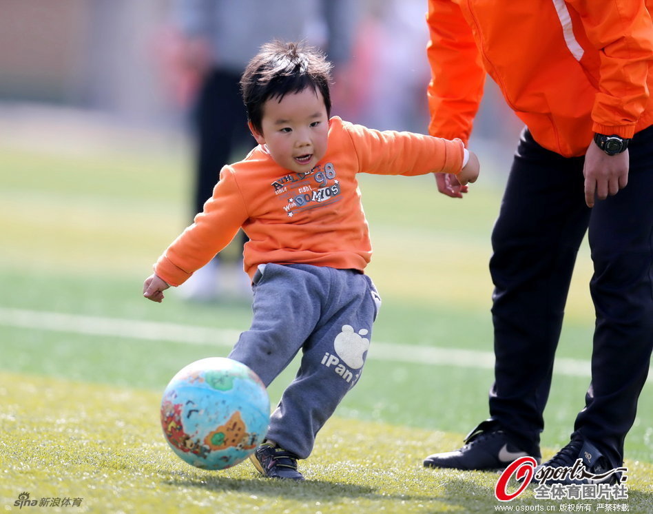 中足联携携于大宝、英超俱乐部讲师，参观中国足球训练基地