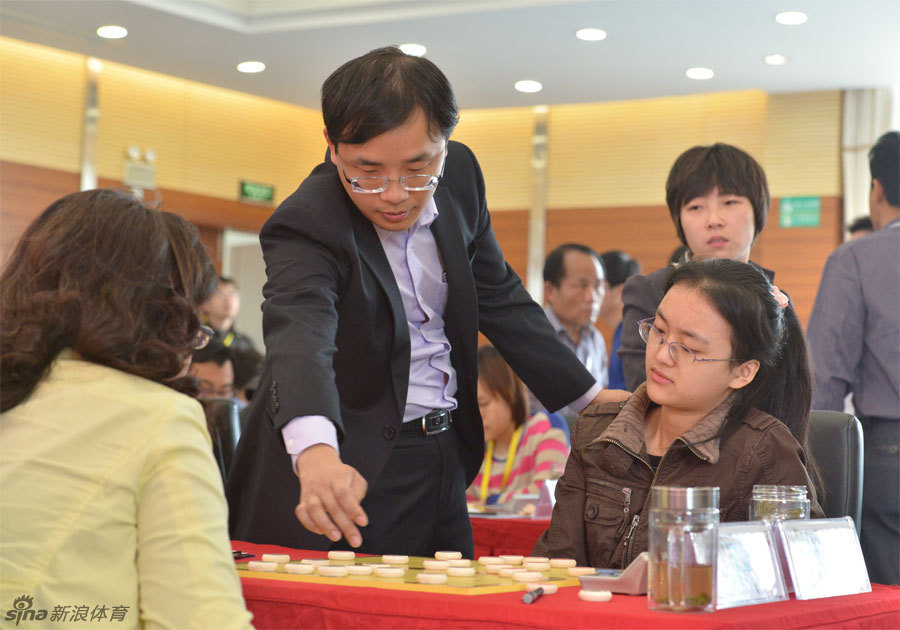 女子象棋冠军风采_高清图集_新浪网