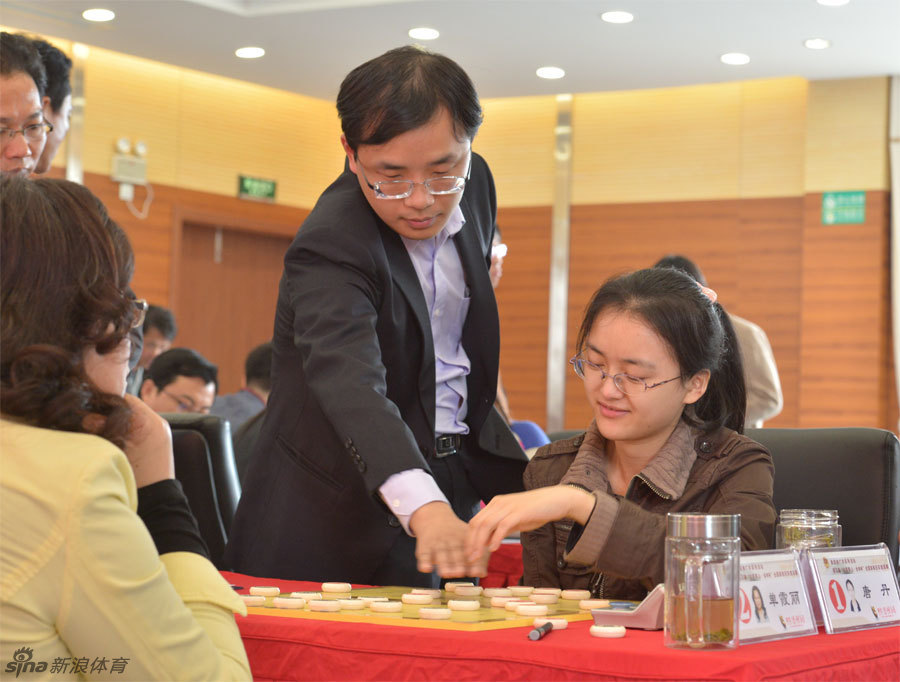 女子象棋冠军风采_高清图集_新浪网
