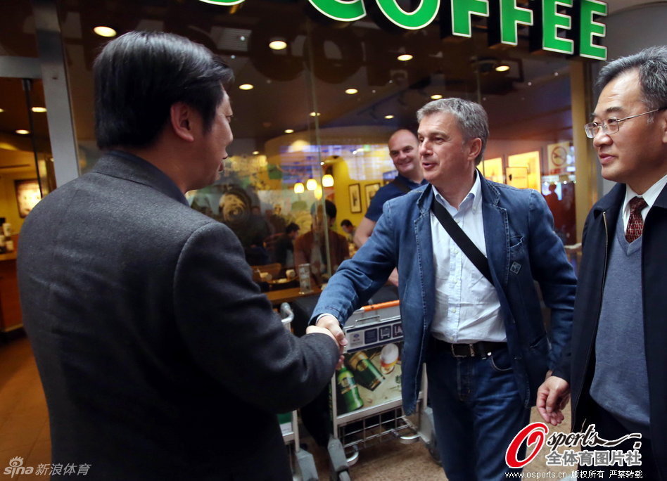 记者：莫兰特和灰熊主帅几乎不交流，前者总是独自坐在替补席末端