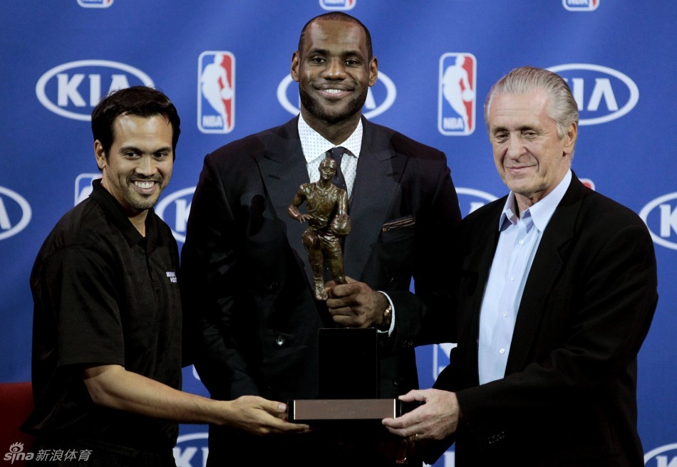 詹姆斯当选常规赛MVP