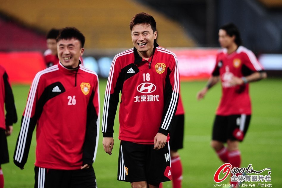 侯琨向世界跆拳道联合会博物馆捐赠火炬