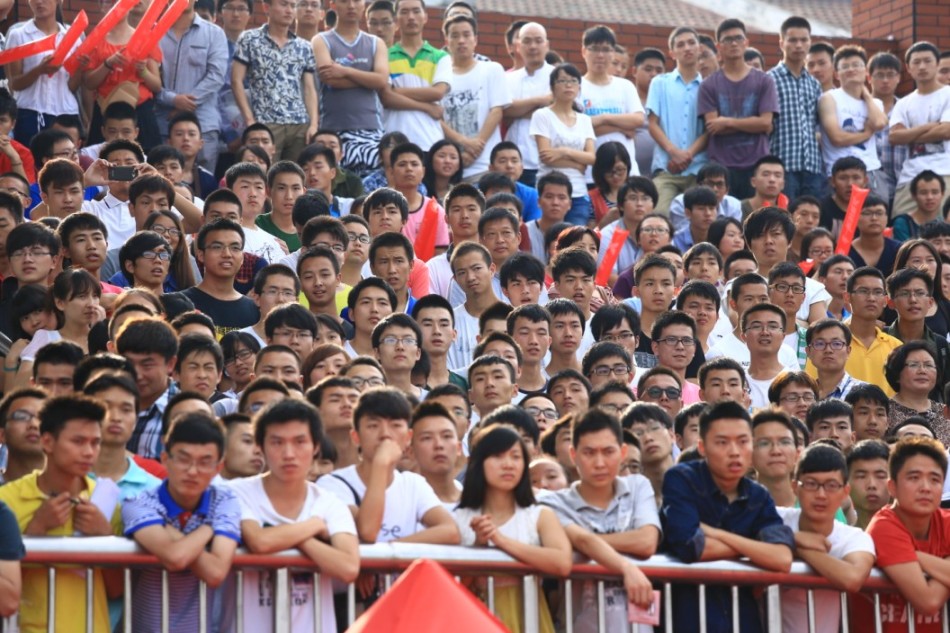 足球场观众_足球场观众欢呼_足球场观众台