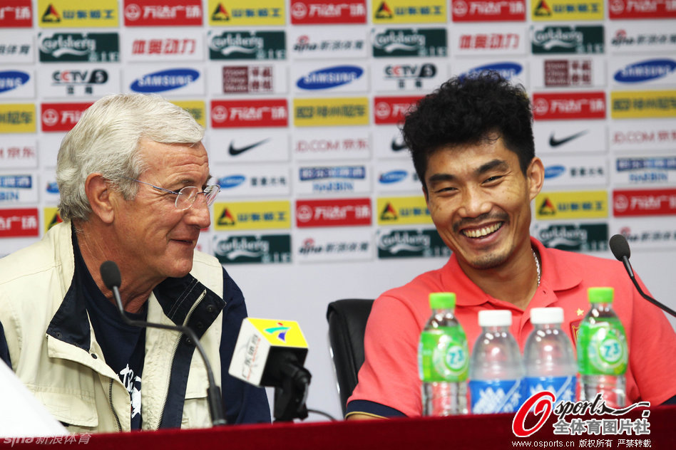 狠人！福登庆祝时“裸绞”谢尔基