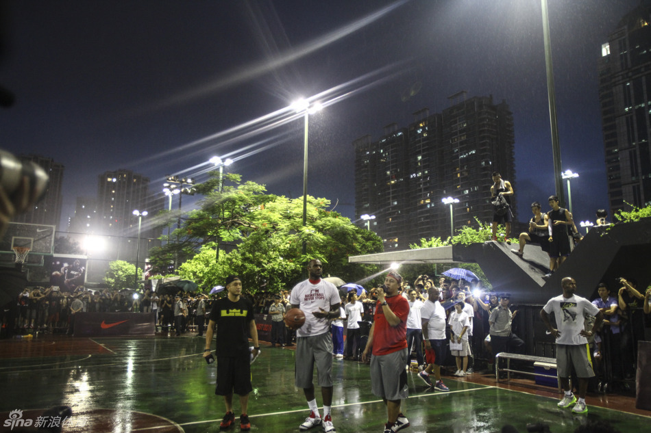 詹姆斯冒雨夜袭广州街球场_高清图集_新浪网