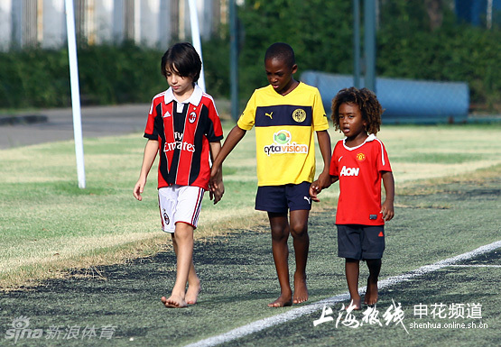 好在無大礙！鮑威爾腹股溝拉傷一瘸一拐回更衣室 現已回到替補席