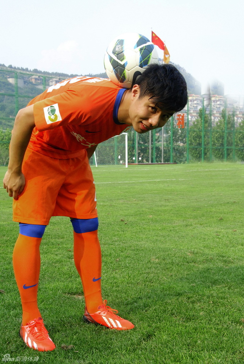 蒿俊闵身穿鲁能球衣拍写真