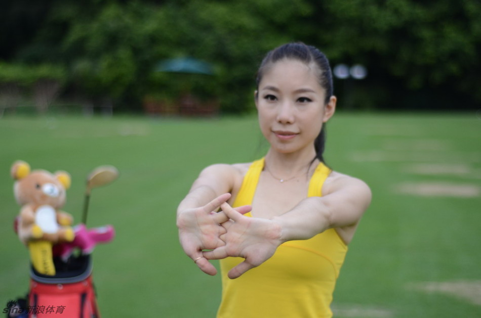 11招高尔夫热身动作 美女教练亲身示范(多图)