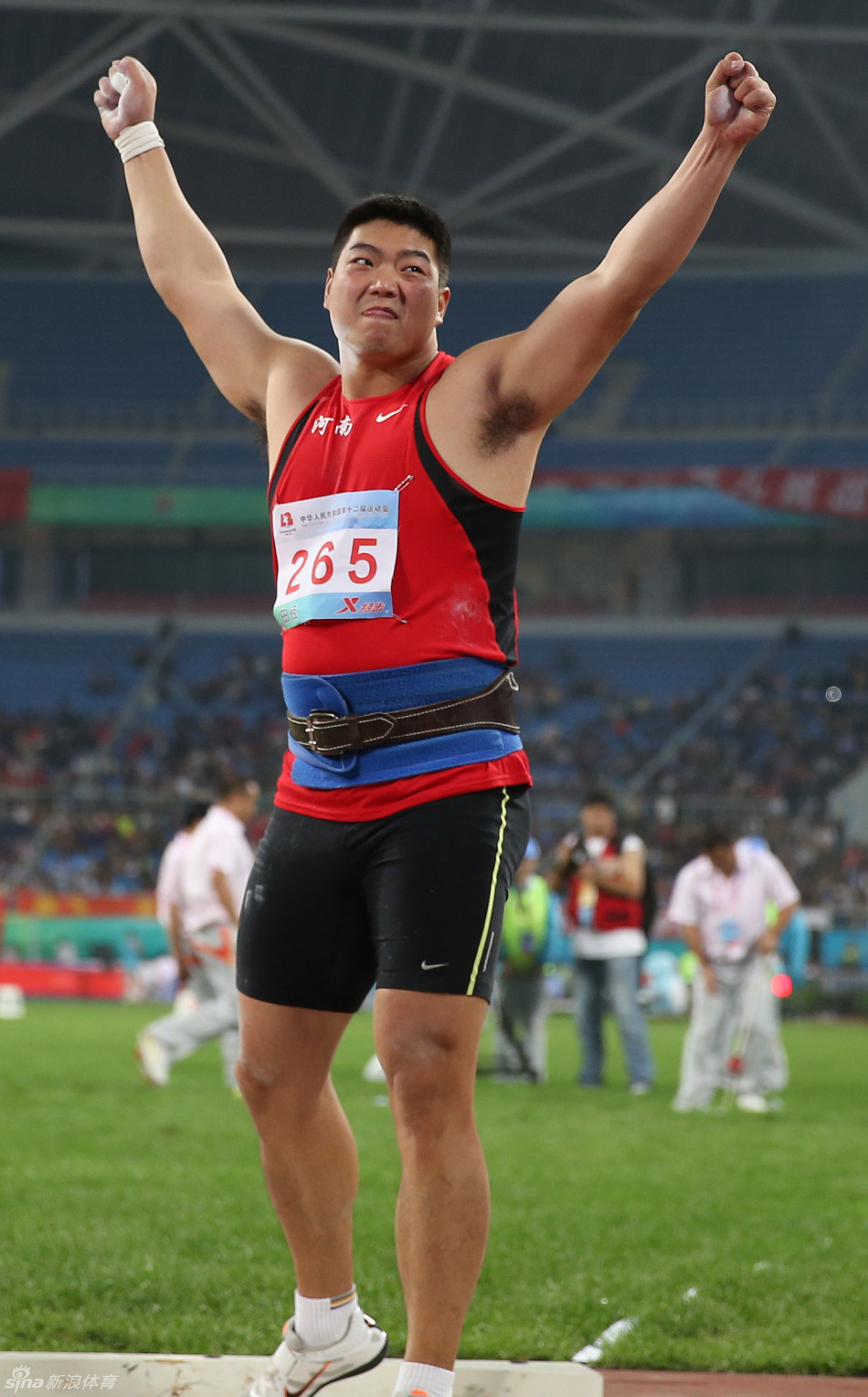 铅球怎样扔到12米图片