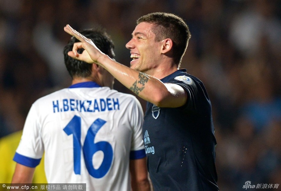 嚇人呀！鄧恩空切單臂要隔扣被戈貝爾犯規 平拍在地好在無礙