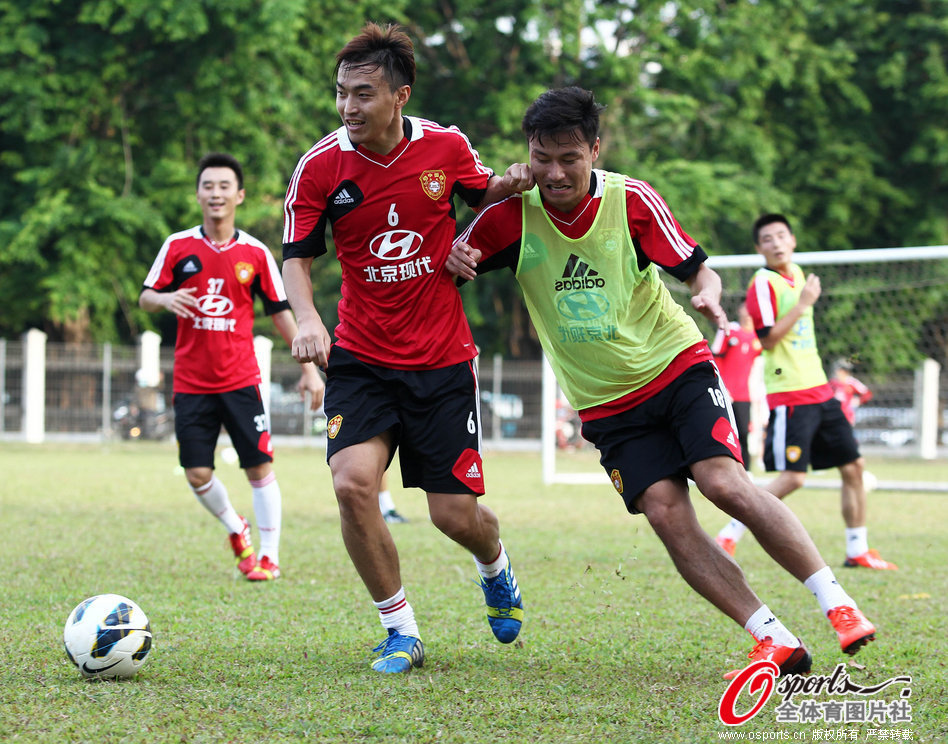 [流言板]艾顿社媒晒出与虎扑评分合影：你们的顿宝来了！这评分我爱了！
