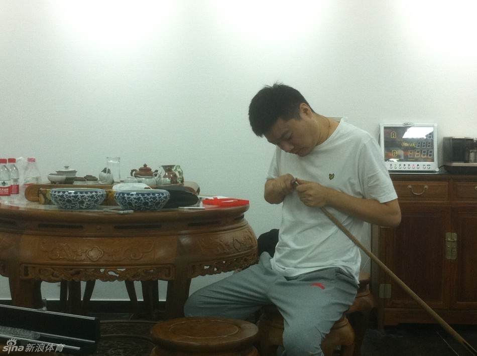 丁俊晖换杆头堪称磨王