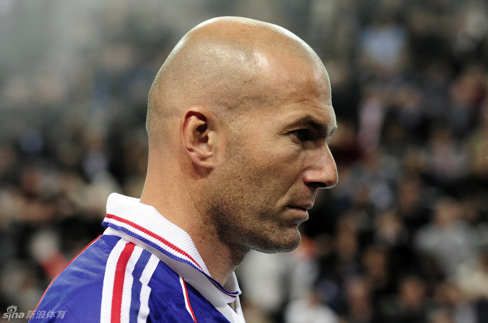 齐达内再现球场秀球技 皮雷巴特兹助阵齐祖