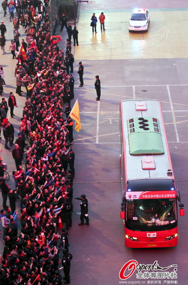 嚇人呀！鄧恩空切單臂要隔扣被戈貝爾犯規 平拍在地好在無礙