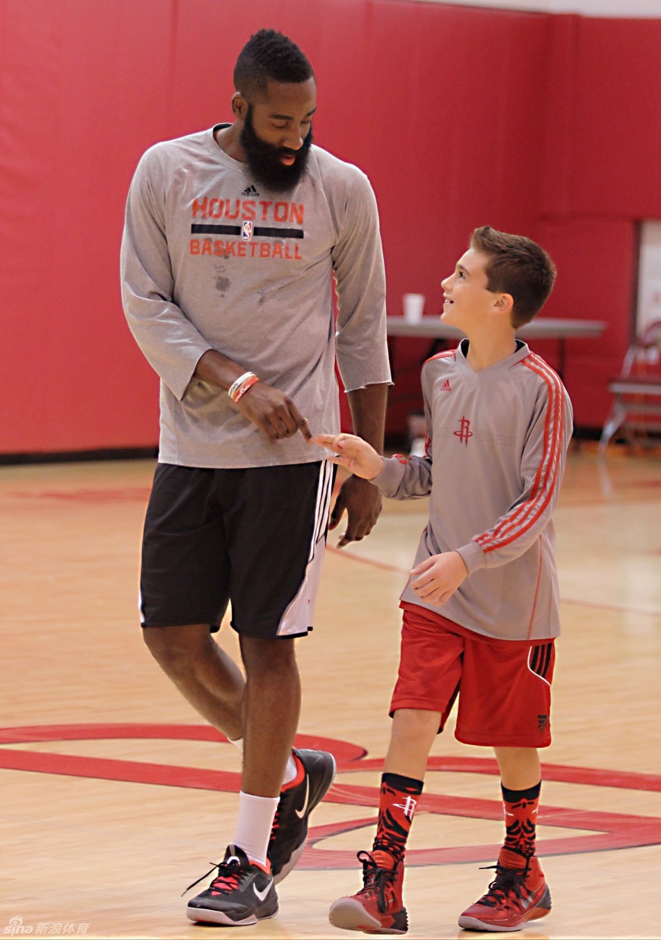 魔登组合陪小朋友练球