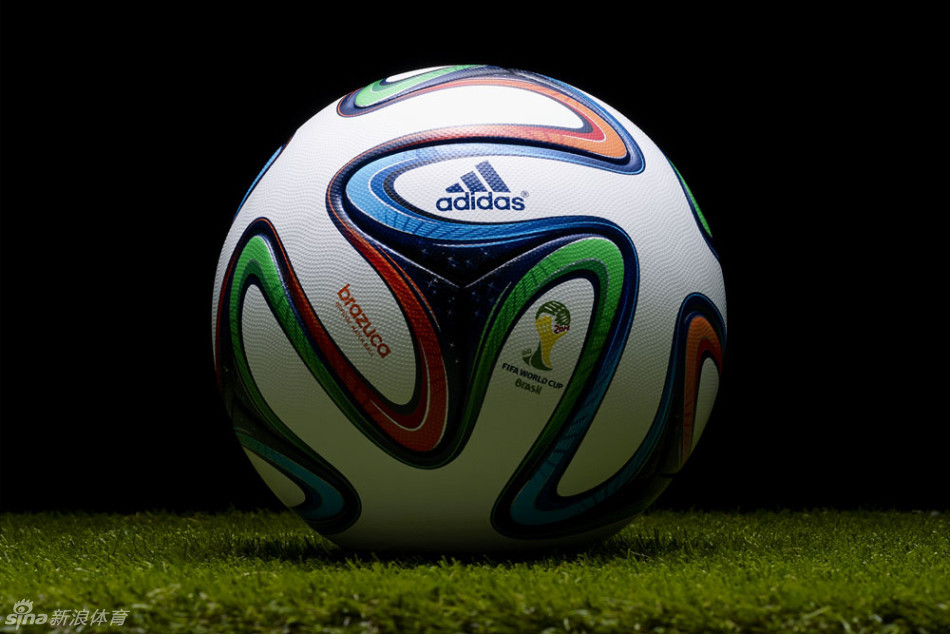 巴西世界杯专用球与大力神杯
