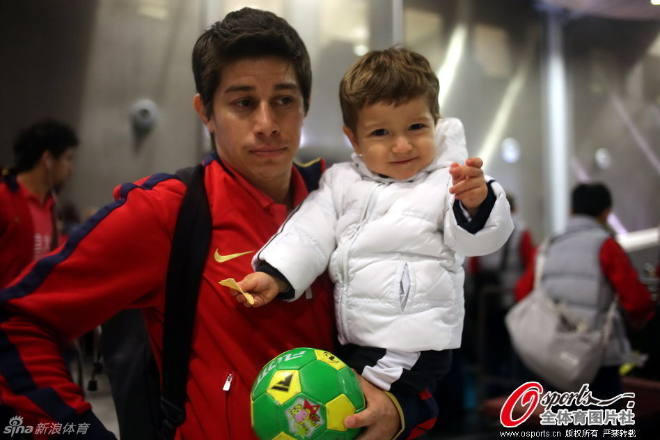 恒大出征世俱杯抵达摩洛哥 孔卡爱子萌态十足