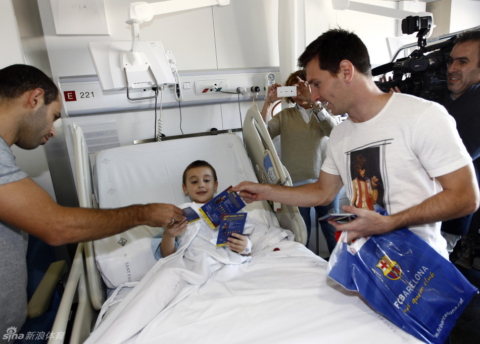 巴萨俱乐部新年医院献爱心