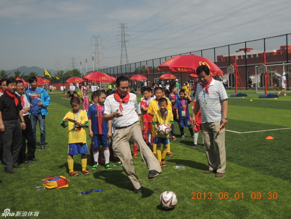 还是稚嫩！布朗尼一条龙反击上篮 遭遇维金斯追身钉板大帽