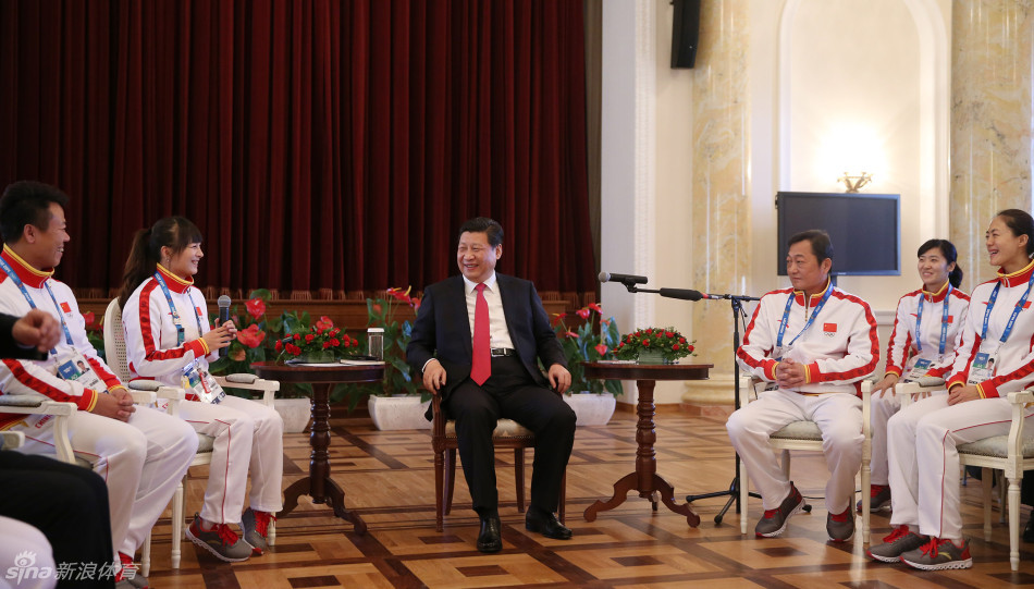 习近平在座谈会上与代表团成员亲切交流