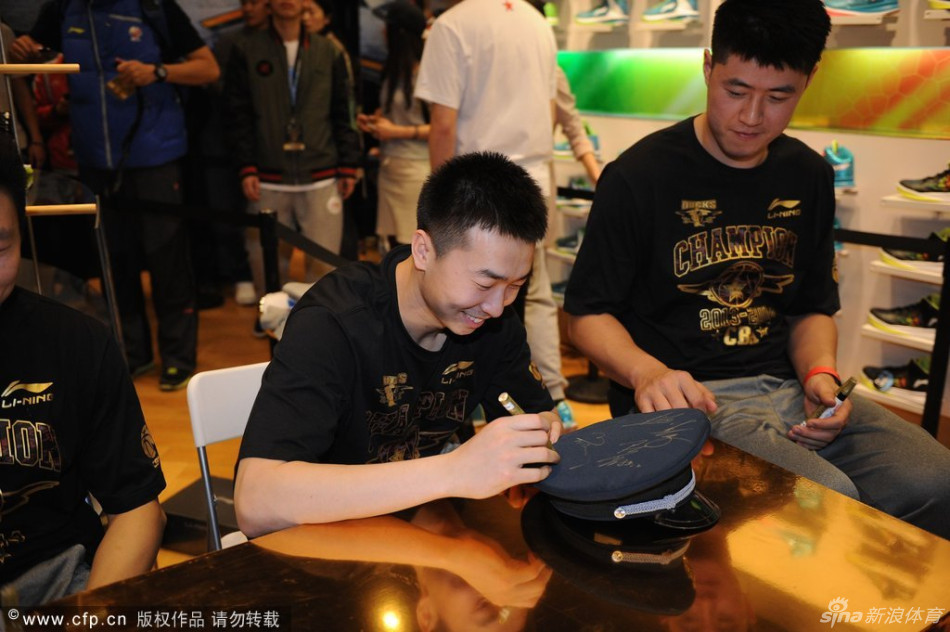 王骁辉给保安帽子签名_中搜论坛_东西南北中