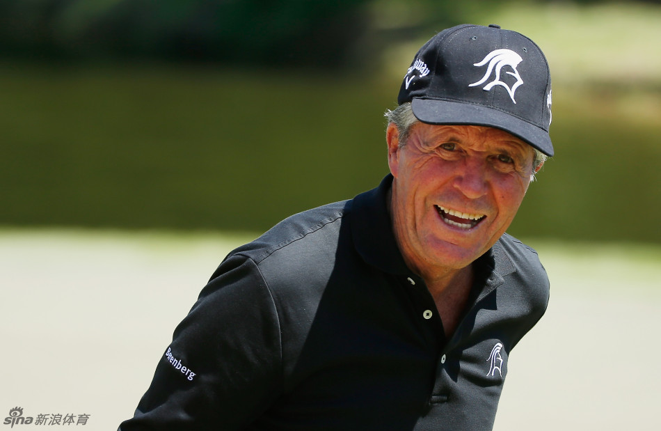 快乐老将弗雷德·卡波斯叼着球座做鬼脸，神情顽皮如同球场上的老顽童，尽显享受比赛的无限乐趣