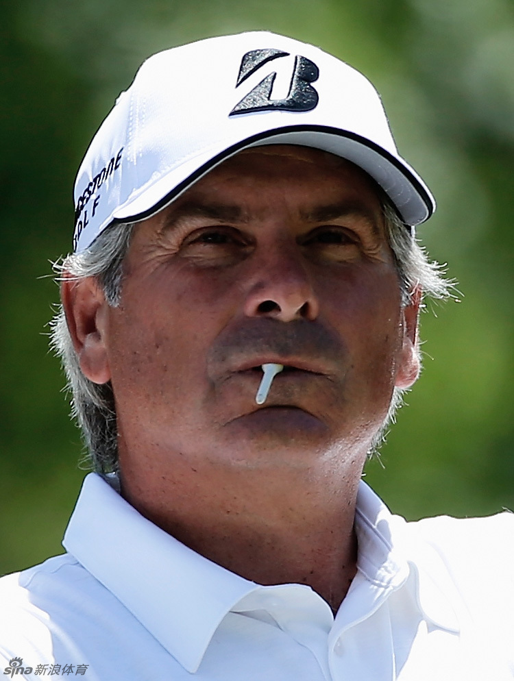 球场绅士李·特拉维诺挥杆瞬间，笑容爽朗，动作流畅舒展，仿佛仍处于竞技巅峰状态