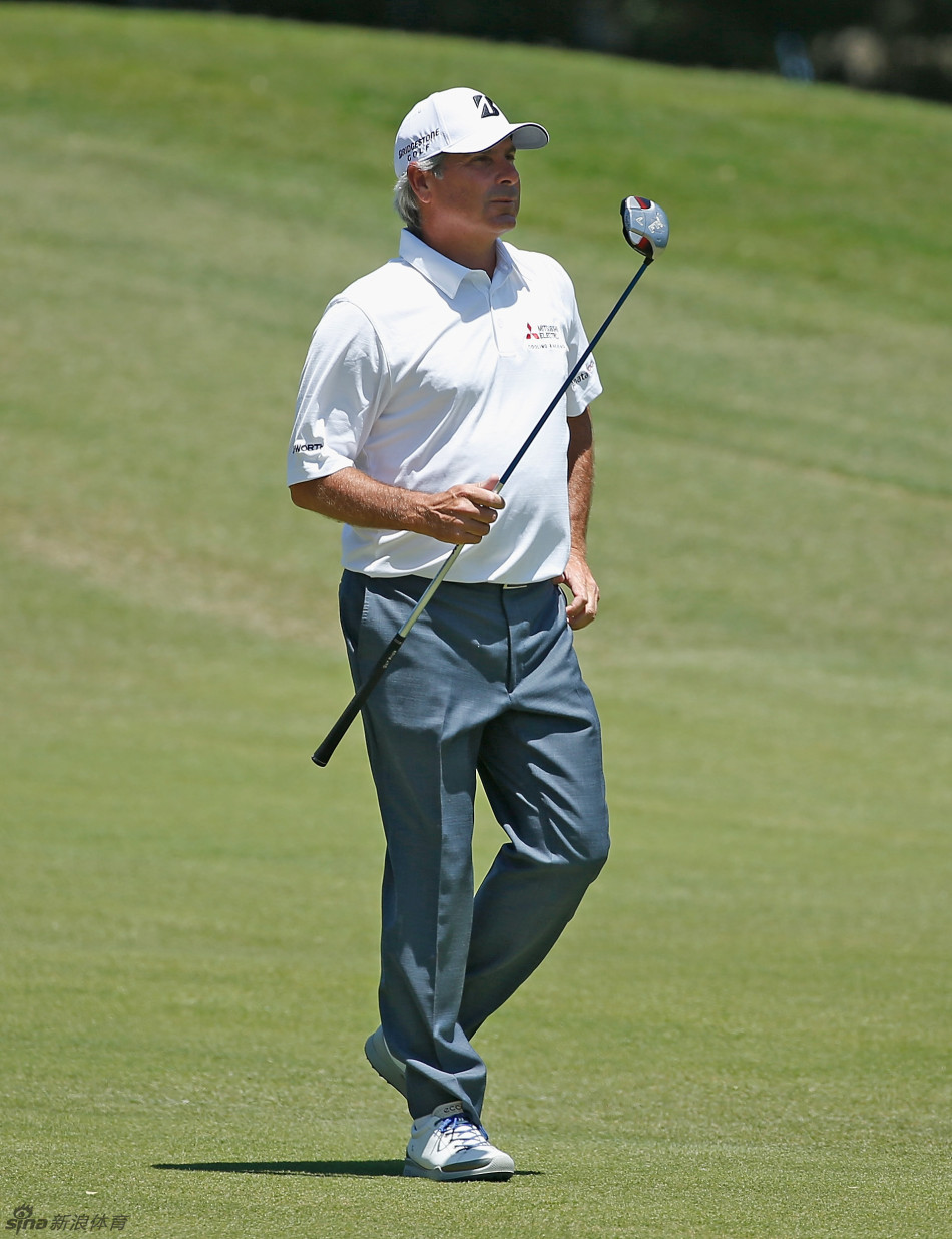 传奇握手：普莱尔与尼克劳斯在开球前友好致意，两代球王的同框瞬间承载着无数高尔夫历史篇章