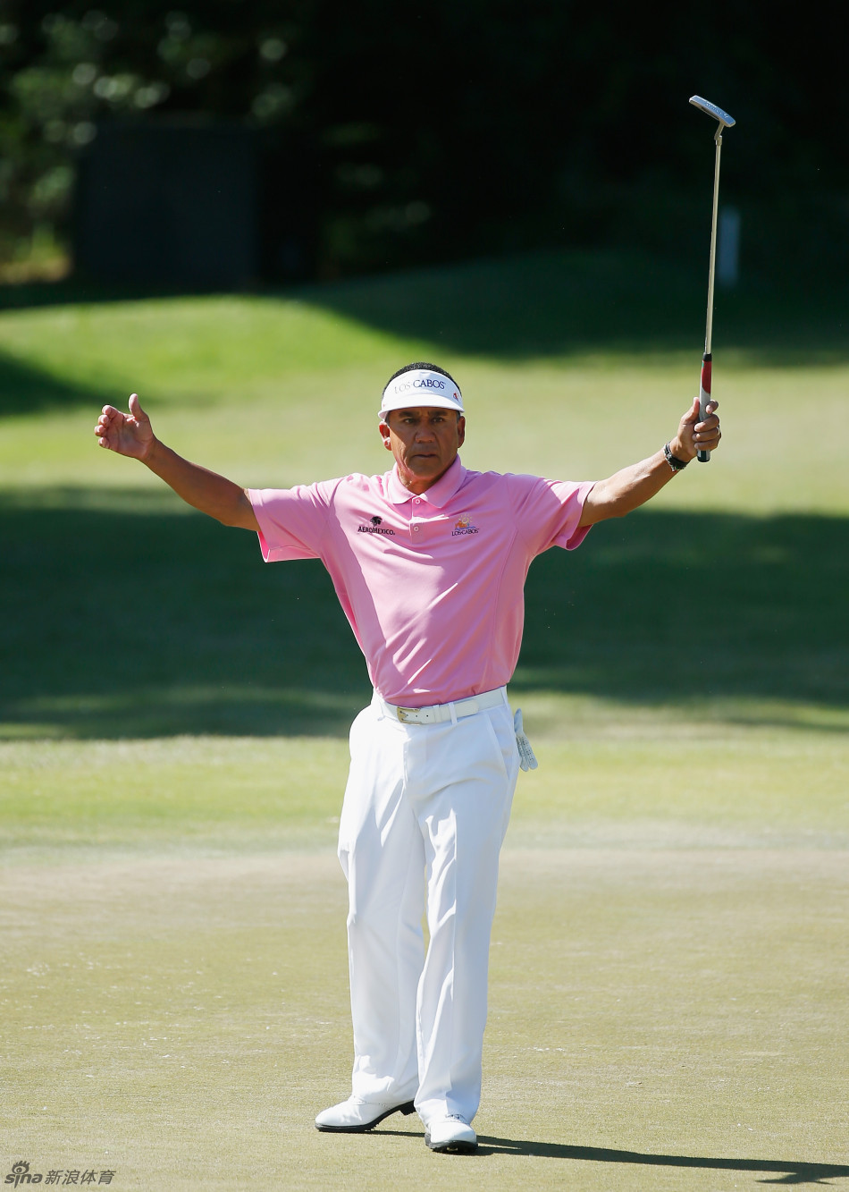 弗雷德·卡波斯成功抓鸟后振臂欢呼，脸上洋溢着纯粹的喜悦，瞬间点燃全场热烈气氛