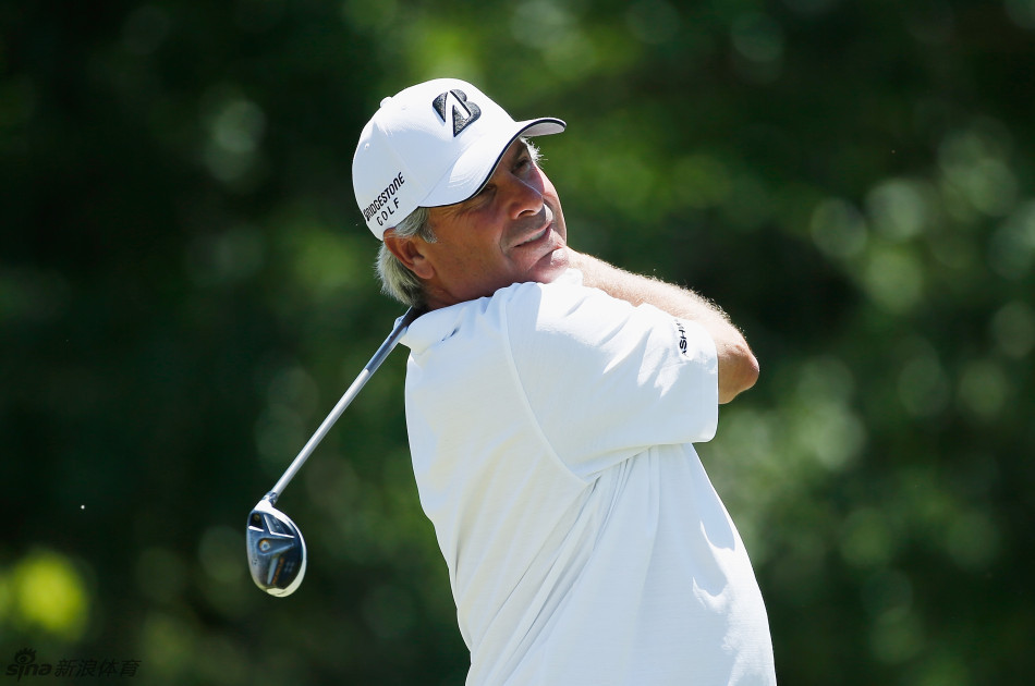 金熊杰克·尼克劳斯全力挥杆，力量与技巧完美融合，夕阳下身影依旧伟岸如球场王者