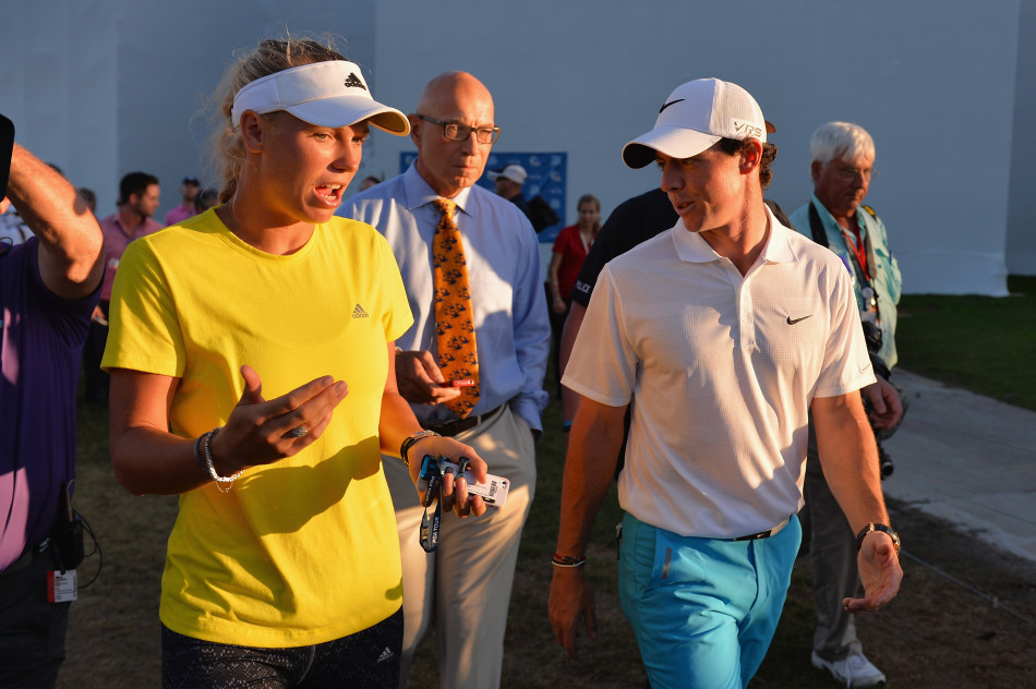 麦克罗伊深情亲吻2012年PGA锦标赛冠军奖杯,笑容灿烂,尽显王者归来之气概。