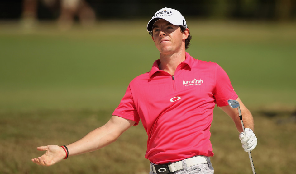 2012年登顶世界第一后,麦克罗伊手握奖杯向观众致意,眼神中充满对未来的期待与自信。