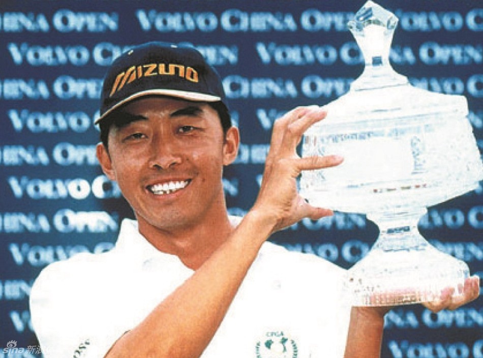 运动员在茫茫雪原上进行越野滑雪，身后扬起一片晶莹的雪雾，展现着风驰电掣的速度感。