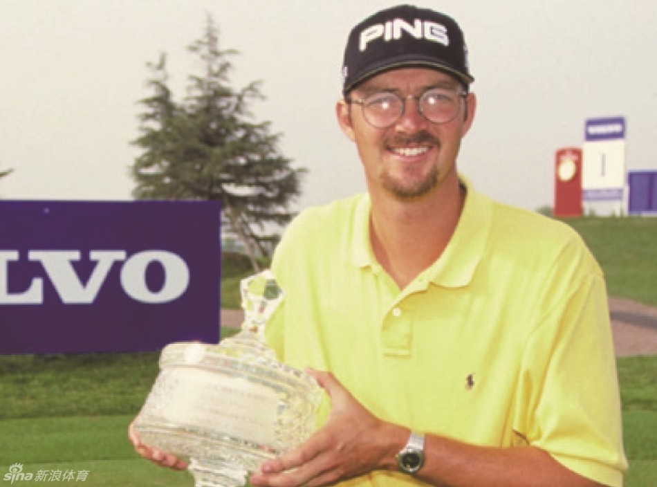 运动员完成射击后迅速起身，手持雪杖奋力加速，从绝对静止瞬间爆发出强大的前冲力量。