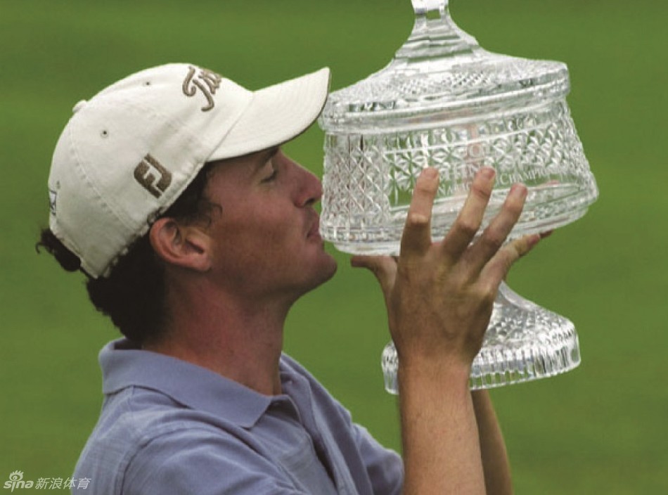 选手在射击靶位屏息凝神，专注瞄准靶心，周围空气仿佛瞬间凝固，唯有心跳与准星同步。