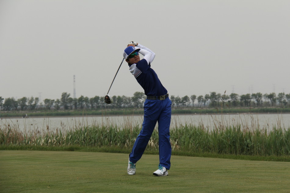 林钰鑫全神贯注审视果岭坡度，准备做出关键的推杆决策