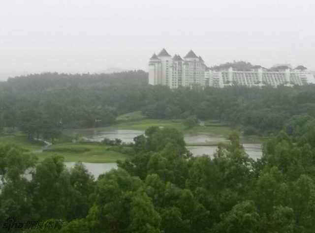 积水环绕中的顽强，两位球友在已成孤岛的练习果岭上坚持推杆练习，周围是茫茫一片水域，他们仿佛置身于湖心小岛。