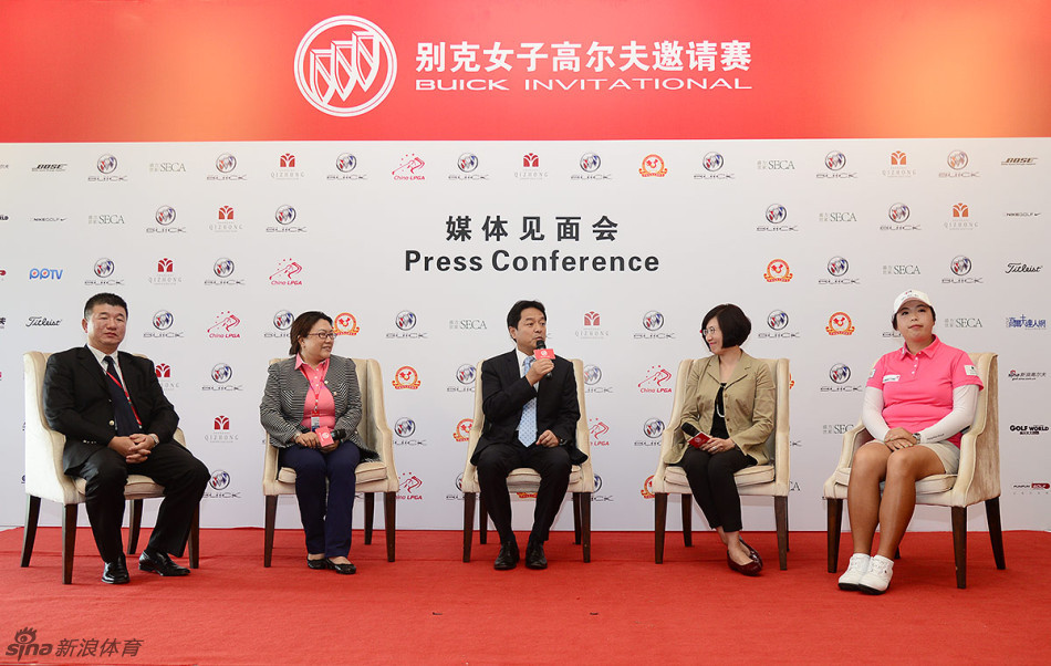 发布会现场,冯珊珊听到有趣的话题开怀大笑,神情轻松愉悦,展现了她亲和力十足的一面。