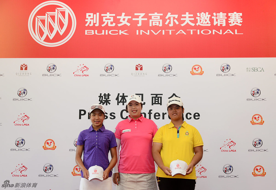 媒体见面会结束时的大合影,冯珊珊与小球手、工作人员齐聚一堂,记录下这个充满希望与欢笑的珍贵瞬间。