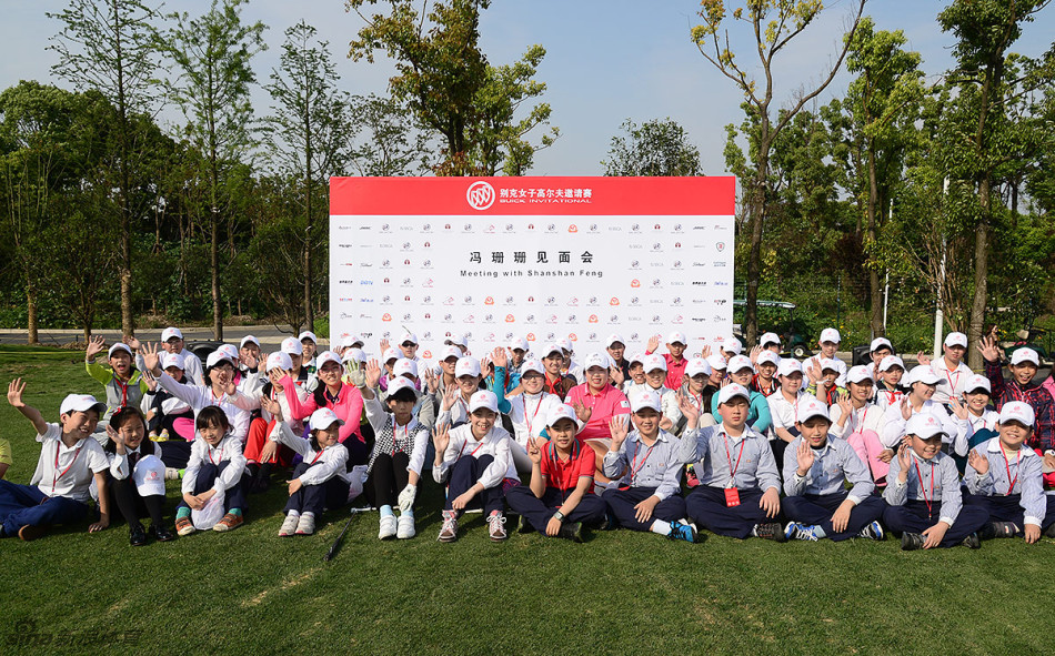 冯珊珊与一群朝气蓬勃的小球手们并肩站立,她手搭在孩子们肩上,宛如一位亲切的队长,画面充满信任与朝气。