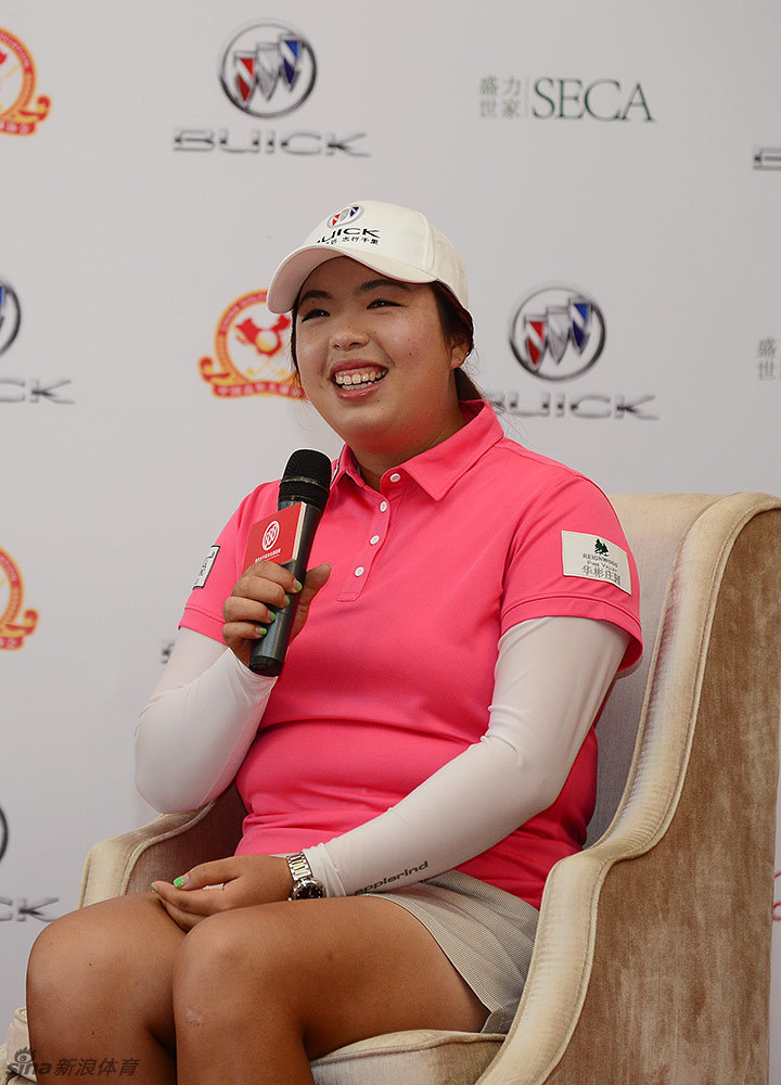 冯珊珊在发布会现场与小球手关汝晴、叶雷亲切合影,三人笑容灿烂,象征着高尔夫运动代际之间的温暖传承。