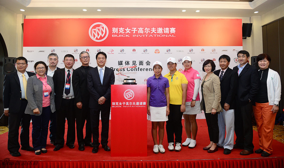 小球手们目不转睛地盯着冯珊珊的示范动作,眼神中充满了求知欲和对这项运动的热爱。