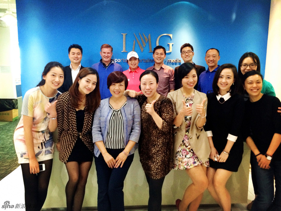 冯珊珊与母亲及IMG上海团队核心成员合影，笑容温暖，展现了家庭与事业团队的双重支持。